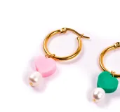 Aros dorados con forma de argolla, con dije colgante de corazón rosa y perla.
