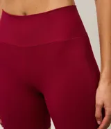 Bermuda deportiva Get Over de microfibra acanalada color bordó, de talle alto con pretina ancha y diseño ajustado.