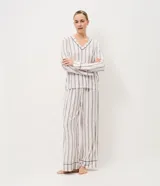 Pijama largo de 2 piezas, compuesto por una blusa de manga larga con escote en V y un pantalón de corte recto, confeccionados en tejido efecto piel de durazno con estampa de rayas y ribetes contrastantes en cuello, puños y ruedo.