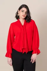 Blusa roja de gasa italiana con cuello plisado y mangas largas amplias terminadas en volado.