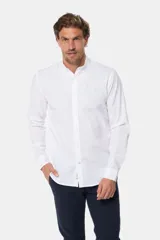 Camisa de lino color beige con cuello mao, manga larga, cierre frontal de botones y bordado sutil en el pecho.