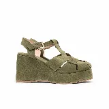 Sandalias de plataforma con taco corrido y tiras cruzadas en el empeine, confeccionadas en gamuza color verde militar. Cuentan con tira en T y pulsera ajustable al tobillo con hebilla metálica dorada.