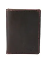 Billetera de cuero natural de primera calidad color marrón, con cierre imantado y relieve del logo de la marca en la esquina inferior derecha.