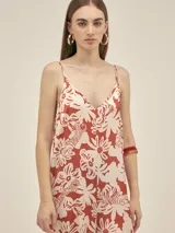 Mono largo de seda viscosa stretch con estampado abstracto en blanco y negro, escote en V, tirantes finos y bolsillos laterales.