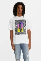 Remera blanca de corte recto con estampa frontal de un reloj surrealista con el logo de Levi's.