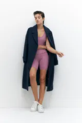 Calza corta de lycra color lila.