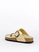 Sandalias Birkenstock modelo Gizeh Big Buckle, color almendra, con hebilla grande ajustable y plantilla de cuero.