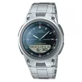Reloj Casio de pulsera analógico-digital con caja y correa de acero inoxidable plateado, esfera negra con pantalla digital inferior y marcadores horarios luminiscentes.