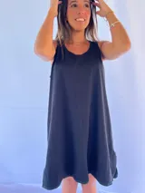 Vestido playero de corte holgado y diseño minimalista, confeccionado en algodón. Presenta cuello redondo, sisas amplias y aberturas laterales en el ruedo con pespuntes en contraste.