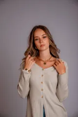 Blusa de morley elastizado color blanco, con escote en V y botones dorados.