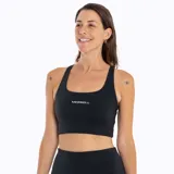 Top deportivo Merrell color negro, con diseño de cuello redondo y espalda estilo nadadora. Presenta el logo de la marca estampado en el centro del pecho.