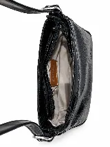 Cartera de cuero vacuno en color marrón, de diseño compacto, líneas simples y formato estructurado. Cuenta con correa corta ajustable para llevar al hombro y cierre superior.