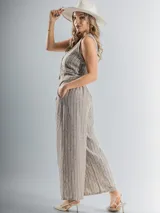 Conjunto sastrero rayado compuesto por chaleco con botones y pantalón wide leg.