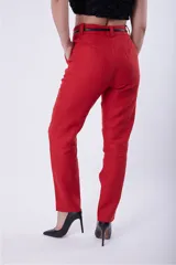 Pantalón de vestir rojo de lino, de corte recto y tiro alto.
