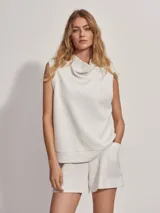 Musculosa color gris claro, de cuello alto y corte holgado.