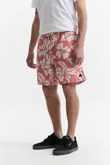 Short de baño largo azul con estampado de flores.