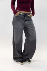 Jean wide leg de tiro bajo, color azul con efecto deslavado y diseño holgado de pierna ancha.