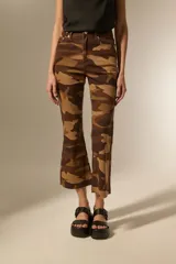 Pantalon jean de corte flare y tiro alto con estampado camuflado en tonos marrones.