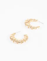 Aros tipo argolla gruesos de color plateado, con diseño geométrico de textura rayada y cierre de perno.