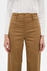Pantalón de algodón color blanco, de tiro alto y corte flare, con bolsillos y detalles de vivos.
