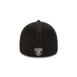Gorra New Era 39Thirty de los Las Vegas Raiders, color negro con logo del equipo bordado en blanco en el frente.