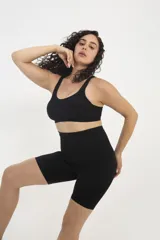 Sujetador moldeador sin aros color beige.