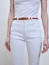 Pantalón de jean de corte recto color blanco, con cintura alta y largo al tobillo.