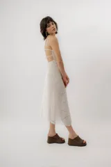 Vestido midi de broderie de algodón color blanco, con escote cuadrado, tirantes finos regulables en la espalda y diseño romántico.
