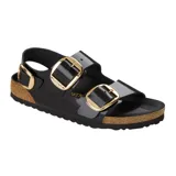Sandalia Birkenstock modelo Milano con acabado brillante, correas ajustables con hebillas metálicas doradas y correa de talón. Cuenta con plantilla anatómica de corcho y suela de goma.