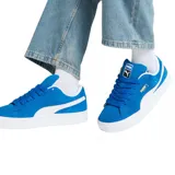 Championes Puma Suede XL de gamuza en color azul, con franja lateral blanca y suela de goma blanca.