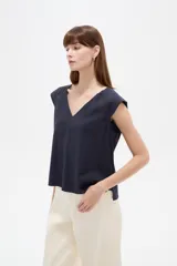 Blusa de viscosa color azul marino, sin mangas, con escote en V y corte al cuerpo.