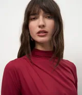 Body de manga larga confeccionado en poliamida y elastano, con cuello alto y diseño con fruncidos en hombros y laterales. Prenda versátil de calce ajustado.