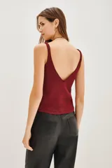 Musculosa de punto con acabado metalizado, escote en V y breteles anchos. Presenta un diseño liso y entallado.