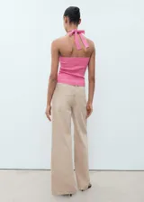Top de punto fino color rosado, con diseño entallado, cuello halter y escote cuadrado.
