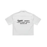 Camisa de manga corta color blanco, con corte oversize y cuello tipo polo. Presenta un estampado gráfico en la espalda con el logo y nombre de la marca Venefo Industries.