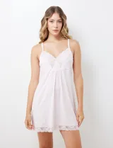 Chemise verde esmeralda de seda fría, marca Montelle. Con apliques de encaje en ruedo y escote. Breteles finos regulables.