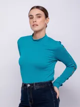 Top negro de manga larga con cuello alto y aberturas en los brazos.