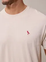 Remera blanca de algodón con cuello redondo y manga corta.
