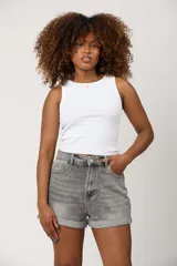 Short gris de jean con lycra, tiro alto y botamanga.