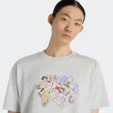 Remera de manga corta, color gris melange, con un estampado gráfico fotorrealista de varios tickets o etiquetas apilados en el pecho y la espalda.