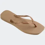 Ojotas Havaianas modelo Slim Square con puntera cuadrada, correas finas y logo metálico aplicado.