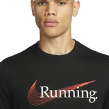 Remera blanca de algodón y poliéster con logo de Nike y texto "Running" en verde.