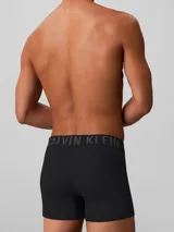 Pack de tres boxer briefs Calvin Klein de la colección Intense Power, confeccionados en mezcla de algodón y elastano. Presentan un diseño minimalista en color negro con cinturilla elástica distintiva que incluye el logo de la marca en diferentes colores.