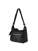 Cartera negra de cuero sintético con textura granulada, diseño hobo. Cuenta con un bolsillo frontal con cierre plateado, un bolsillo trasero con cierre y un compartimento principal con cierre. La correa es ajustable y tiene detalles metálicos plateados.