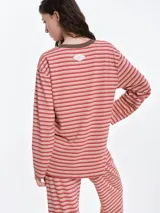 Remera de dormir de corte oversize con estampado de rayas horizontales, confeccionada en algodón con elastano. Presenta cuello redondo en rib de color rojo contrastante y mangas largas.