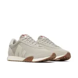 Championes Merrell Sprint Anthem Ltr para hombre, de estilo retro inspirados en el running de los años 70. Confeccionados en una combinación de gamuza y malla transpirable en tonos gris y beige, con la característica letra "M" en el lateral. Suela exterior de goma con detalle envolvente en la puntera y el talón.