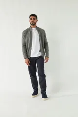 Campera tejida color verde militar, con cuello alto, puños y logo bordado.