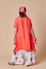 Blusa blanca de lino con corte irregular y zócalo de satén.