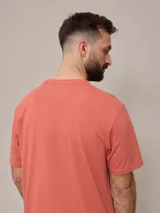 Remera blanca de algodón con cuello redondo y manga corta.