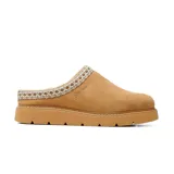 Zueco tipo pantufla Skechers modelo Keepsakes Lite, confeccionado en gamuza color tostado con detalle de ribete tejido en el cuello y suela de plataforma plana.